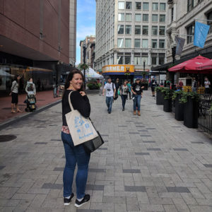 Magali et son tote bag dans le dowtown de Boston